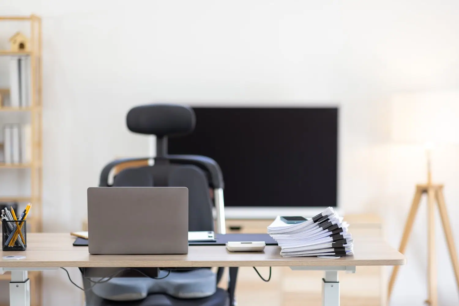 Jak wybrać ergonomiczne biurko do pracy zdalnej
